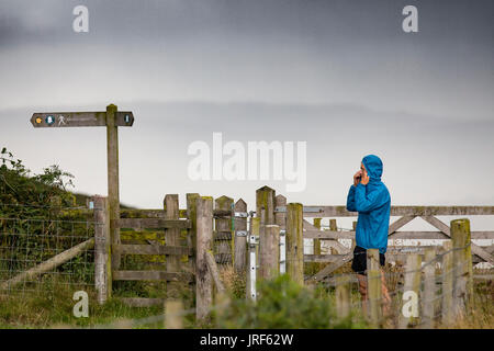 Flintshire, au nord du Pays de Galles, 5 août 2017 UK Weather. Le tonnerre et la foudre à travers certaines régions du Royaume-Uni avec des personnes d'être piégés par les averses soudaines comme ce walker fut bientôt pour découvrir en relevant sa capuche sur la façon de Moel Famau, au nord du Pays de Galles Â©/DGDImages Alamy Live News Banque D'Images