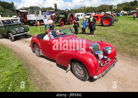 Brackenfield, Derbyshire, Royaume-Uni. 5 août 2017. Un millésime 1947 Triumph motorcar arrivant au 47e rallye de la vapeur de Cromford. L'événement annuel est populaire auprès des amateurs de moteurs de traction à vapeur, vintage des camions, tracteurs et véhicules à moteur. Credit : Mark Richardson/Alamy Live News Banque D'Images