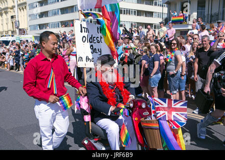 Brighton, UK. Le 05 août, 2017. C'est le Brighton Gay Pride Parade 2017. Une ambiance de carnaval à la promotion des droits de la communauté LGBT. Le défilé passe le long du front de mer de Brighton et Hove, commençant à 11:00 am de Hove pelouses le long du front de mer et dans le centre-ville de Brighton. 5 août 2017. Crédit : David Smith/Alamy Live News Banque D'Images