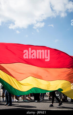 Brighton, UK. 5 Août, 2017. Le drapeau a été LGBTQ à beared des célébrations de la fierté gaie à Brighton, 5 août 2017. Credit : Lucy Ranson/Alamy Live News Banque D'Images