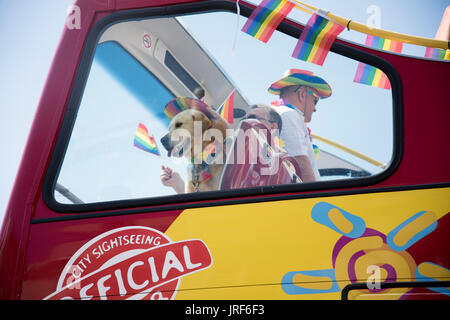 Brighton, UK. 5 Août, 2017. Amis félins à la célébration de la fierté gaie à Brighton, 5 août 2017. Credit : Lucy Ranson/Alamy Live News Banque D'Images