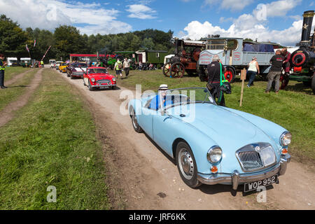 Brackenfield, Derbyshire, Royaume-Uni. 5 août 2017. Vintage et classic motorcars arrivant au 47e rallye de la vapeur de Cromford. L'événement annuel est populaire auprès des amateurs de moteurs de traction à vapeur, vintage des camions, tracteurs et véhicules à moteur. Credit : Mark Richardson/Alamy Live News Banque D'Images