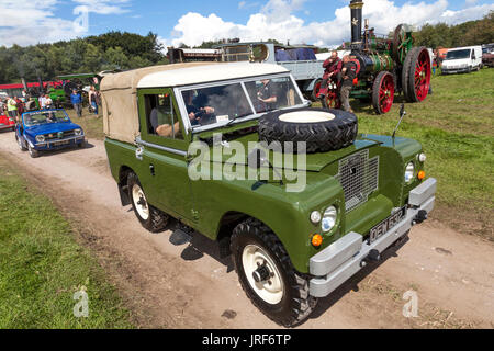 Brackenfield, Derbyshire, Royaume-Uni. 5 août 2017. Un classique restauré 1971 Land Rover arrivant à la 47e rallye de la vapeur de Cromford. L'événement annuel est populaire auprès des amateurs de moteurs de traction à vapeur, vintage des camions, tracteurs et véhicules à moteur. Credit : Mark Richardson/Alamy Live News Banque D'Images