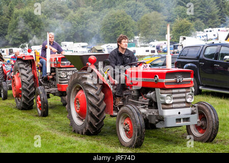 Brackenfield, Derbyshire, Royaume-Uni. 5 août 2017. Un tracteur vintage parade à la 47e rallye de la vapeur de Cromford. L'événement annuel est populaire auprès des amateurs de moteurs de traction à vapeur, vintage des camions, tracteurs et véhicules à moteur. Credit : Mark Richardson/Alamy Live News Banque D'Images