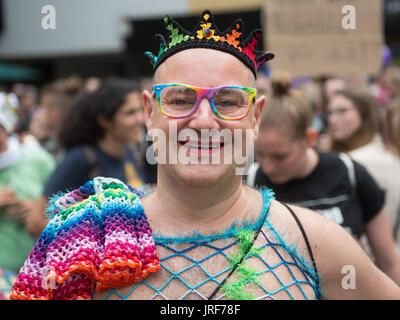 Hambourg, Allemagne. Le 05 août, 2017. Guy participant à la Christopher Street Day Parade à Hambourg, Allemagne, 05 août 2017. Photo : Daniel Reinhardt/dpa/Alamy Live News Banque D'Images