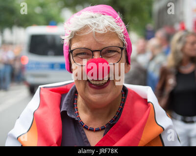 Hambourg, Allemagne. Le 05 août, 2017. Elke prenant part à la Christopher Street Day Parade à Hambourg, Allemagne, 05 août 2017. Photo : Daniel Reinhardt/dpa/Alamy Live News Banque D'Images