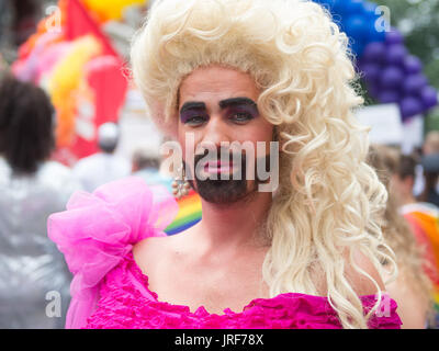 Hambourg, Allemagne. Le 05 août, 2017. Andreas participant à la Christopher Street Day Parade à Hambourg, Allemagne, 05 août 2017. Photo : Daniel Reinhardt/dpa/Alamy Live News Banque D'Images