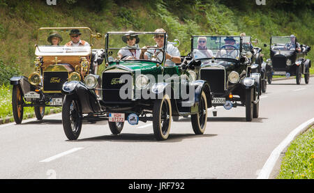 Bad Teinach-Zavelstein, Allemagne. Le 05 août, 2017. Plusieurs Ford Modèle T de la conduite dans une rue pendant la grande voiture classique à Bad Teinach-Zavelstein près, l'Allemagne, 05 août 2017. Photo : Christoph Schmidt/dpa/Alamy Live News Banque D'Images