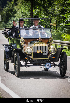 Bad Teinach-Zavelstein, Allemagne. Le 05 août, 2017. Les participants à la grande Ford Modèle T classic voiture de route à travers une rue à proximité de Bad Teinach-Zavelstein, Allemagne, 05 août 2017. Photo : Christoph Schmidt/dpa/Alamy Live News Banque D'Images