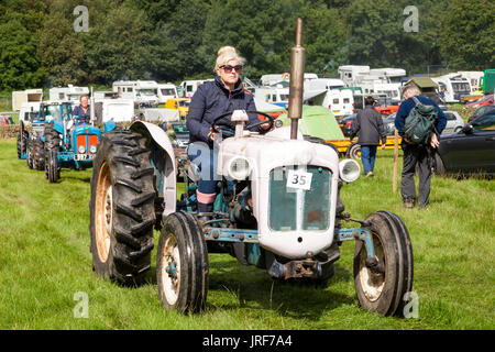 Brackenfield, Derbyshire, Royaume-Uni. 5 août 2017. Un tracteur vintage parade à la 47e rallye de la vapeur de Cromford. L'événement annuel est populaire auprès des amateurs de moteurs de traction à vapeur, vintage des camions, tracteurs et véhicules à moteur. Credit : Mark Richardson/Alamy Live News Banque D'Images