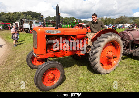 Brackenfield, Derbyshire, Royaume-Uni. 5 août 2017. Un tracteur Nuffield vintage à la 47e rallye de la vapeur de Cromford. L'événement annuel est populaire auprès des amateurs de moteurs de traction à vapeur, vintage des camions, tracteurs et véhicules à moteur. Credit : Mark Richardson/Alamy Live News Banque D'Images