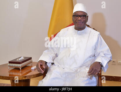 Bamako, Mali. 1er août 2017. Ibrahim Boubacar Keita, Président du Mali est assis sur une chaise à Bamako, Mali, 1 août 2017. Photo : Britta Pedersen/dpa/Alamy Live News Banque D'Images