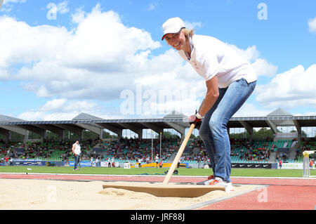 Ulm, Allemagne. Le 05 août, 2017. Heike Drechsler ratisse le sable dans la fosse de saut en longueur au cours de la jeunesse allemande d'athlétisme au Stade du Danube (Donau) à Ulm, Allemagne, 05 août 2017. L'ancien athlète de haut niveau a exécuté sa première grande performance comme arbitre. Photo : Stefan Udry/dpa/Alamy Live News Banque D'Images