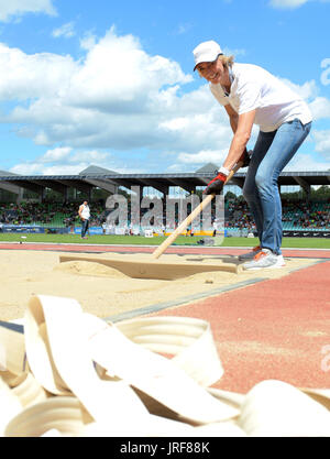 Ulm, Allemagne. Le 05 août, 2017. Heike Drechsler ratisse le sable dans la fosse de saut en longueur au cours de la jeunesse allemande d'athlétisme au Stade du Danube (Donau) à Ulm, Allemagne, 05 août 2017. L'ancien athlète de haut niveau a exécuté sa première grande performance comme arbitre. Photo : Stefan Udry/dpa/Alamy Live News Banque D'Images