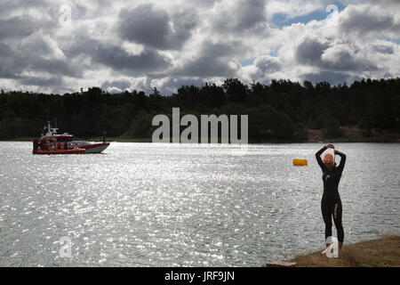 La forteresse de Bomarsund, archipel d'Åland, la mer Baltique, Finlande, le 5 août 2017 Défi de l'eau ouverte Bomarsund est chaque année une compétition de natation en eau libre qui a eu lieu dans la région de la mer Baltique dans l'archipel d'eau autour de la forteresse du 18ème siècle russe Bomarsund. Ici les nageurs à se préparer à l'événement. Sur la photo : . Photo : Rob Watkins/Alamy Live News Banque D'Images