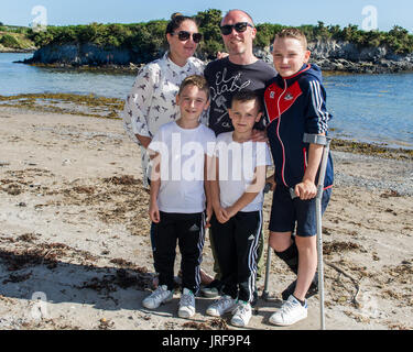 Schull, West Cork, Irlande. 5 Août, 2017. Le sud-ouest de l'Irlande a en panier soleil au cours des deux derniers jours, avec des prévisions de pluie à partir de demain et le reste de la semaine, les familles ont pris l'occasion de frapper les plages. Photographié à Schull beach sont Heather, Liam, Anthony, Dara et Nathan Cronin sonic Ballingeary, West Cork. Credit : Andy Gibson/Alamy Live News. Banque D'Images