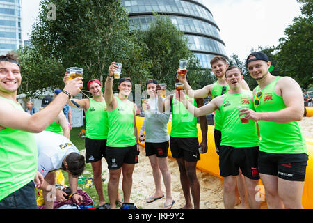 City Hall, London, UK, 5 août 2017. L'équipe de London Welsh druides se rafraîchir avec une bière après un match. Les touristes et les Londoniens regardez comme un total de 20 équipes en compétition de samedi dernier London Beach Rugby, conservés dans sa 5e année. L'événement est gratuit pour les spectateurs. London Beach Rugby est un 5 touch rugby tournoi. Credit : Imageplotter News et Sports/Alamy Live News Banque D'Images