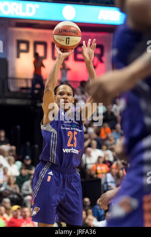 Uncasville, Connecticut, USA. 04 août, 2017. Phoenix Mercury guard Monique Currie (25) pousses durant la première moitié de la WNBA basket-ball match entre les Phoenix Mercury et le Connecticut Sun au Mohegan Sun Arena. Arizona Phoenix défait 93-92. Chris Poss/Alamy Live News Banque D'Images