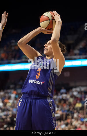 Uncasville, Connecticut, USA. 04 août, 2017. Phoenix Mercury guard Diana Taurasi (3) pousses durant la première moitié de la WNBA basket-ball match entre les Phoenix Mercury et le Connecticut Sun au Mohegan Sun Arena. Arizona Phoenix défait 93-92. Chris Poss/Alamy Live News Banque D'Images