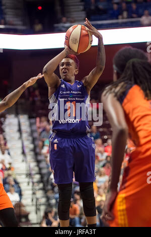 Uncasville, Connecticut, USA. 04 août, 2017. Phoenix Mercury guard, Danielle Robinson (11) pousses durant la première moitié de la WNBA basket-ball match entre les Phoenix Mercury et le Connecticut Sun au Mohegan Sun Arena. Arizona Phoenix défait 93-92. Chris Poss/Alamy Live News Banque D'Images