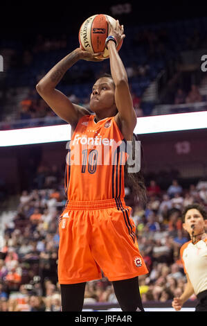 Uncasville, Connecticut, USA. 04 août, 2017. Connecticut Sun guard Courtney Williams (10) pousses durant la seconde moitié du match de basket-ball WNBA entre les Phoenix Mercury et le Connecticut Sun au Mohegan Sun Arena. Arizona Phoenix défait 93-92. Chris Poss/Alamy Live News Banque D'Images