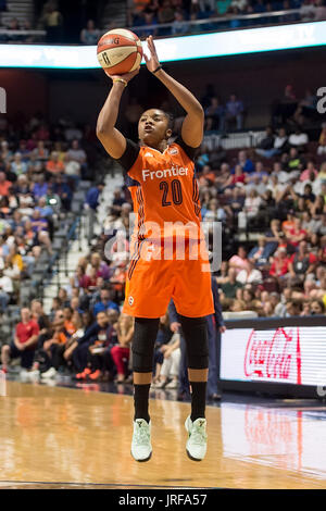 Uncasville, Connecticut, USA. 04 août, 2017. Connecticut Sun guard Alex Bentley (20) pousses durant la seconde moitié du match de basket-ball WNBA entre les Phoenix Mercury et le Connecticut Sun au Mohegan Sun Arena. Arizona Phoenix défait 93-92. Chris Poss/Alamy Live News Banque D'Images