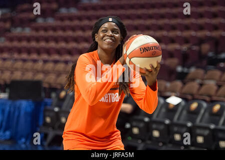 Uncasville, Connecticut, USA. 04 août, 2017. Connecticut Sun center Jonquel Jones (35) se réchauffe avant le match de basket-ball WNBA entre les Phoenix Mercury et le Connecticut Sun au Mohegan Sun Arena. Arizona Phoenix défait 93-92. Chris Poss/Alamy Live News Banque D'Images