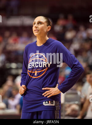 Uncasville, Connecticut, USA. 04 août, 2017. Phoenix Mercury guard Diana Taurasi (3) se réchauffe avant le match de basket-ball WNBA entre les Phoenix Mercury et le Connecticut Sun au Mohegan Sun Arena. Arizona Phoenix défait 93-92. Chris Poss/Alamy Live News Banque D'Images