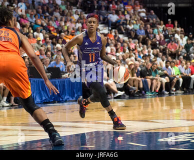 Uncasville, Connecticut, USA. 04 août, 2017. Phoenix Mercury guard, Danielle Robinson (11) au cours de la première moitié du match de basket-ball WNBA entre les Phoenix Mercury et le Connecticut Sun au Mohegan Sun Arena. Arizona Phoenix défait 93-92. Chris Poss/Alamy Live News Banque D'Images