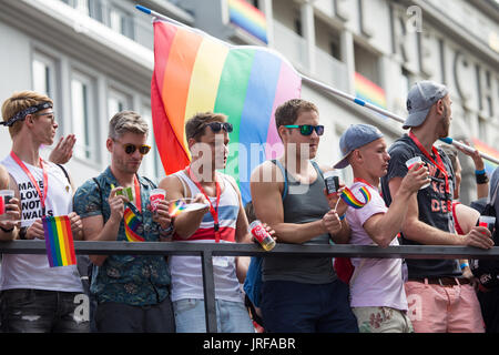 Hambourg, Allemagne. 05e août 2017. Cinq semaines après l'approbation par le Parlement allemand de la légalisation du mariage gay, des milliers de personnes sont descendues dans les rues lors de la parade de la fierté annuelle de Hambourg. Environ 15,000 participants et 150,000 participants ont participé à la célébration de la Christopher Street Day, qui a été marquée par des drapeaux arc-en-ciel, une tenue colorée et une ambiance gaie. Credit: Heiko Fellerer/Alamy Live News Banque D'Images
