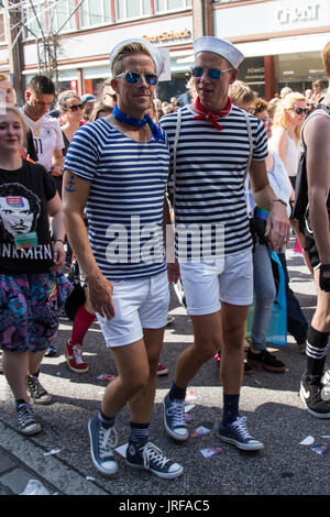 Hambourg, Allemagne. 05e août 2017. Cinq semaines après l'approbation par le Parlement allemand de la légalisation du mariage gay, des milliers de personnes sont descendues dans les rues lors de la parade de la fierté annuelle de Hambourg. Environ 15,000 participants et 150,000 participants ont participé à la célébration de la Christopher Street Day, qui a été marquée par des drapeaux arc-en-ciel, une tenue colorée et une ambiance gaie. Credit: Heiko Fellerer/Alamy Live News Banque D'Images