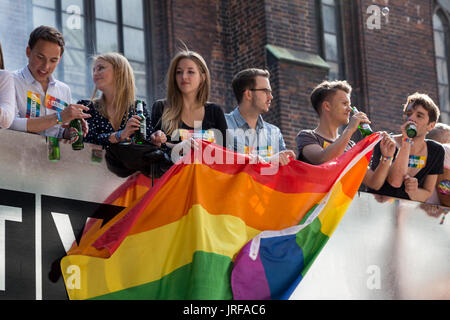Hambourg, Allemagne. 05e août 2017. Cinq semaines après l'approbation par le Parlement allemand de la légalisation du mariage gay, des milliers de personnes sont descendues dans les rues lors de la parade de la fierté annuelle de Hambourg. Environ 15,000 participants et 150,000 participants ont participé à la célébration de la Christopher Street Day, qui a été marquée par des drapeaux arc-en-ciel, une tenue colorée et une ambiance gaie. Credit: Heiko Fellerer/Alamy Live News Banque D'Images