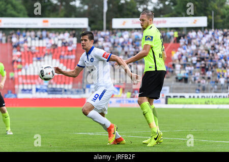 Oskar Zawada (KSC) im Zweikampf mit Steven Ruprecht (Wiesbaden). GES/ Fussball/ 3. Liga : Karlsruher SC --Wiesbaden, 05.08.2017 --/ Football Soccer 3e Division : Karlsruher SC vs-Wiesbaden, Karlsruhe, Août 05, 2017 -- | Verwendung weltweit Banque D'Images