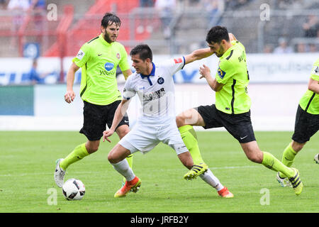 Oskar Zawada (KSC) im Zweikampf mit Sascha Mockenhaupt (Wiesbaden), von (liens). GES/ Fussball/ 3. Liga : Karlsruher SC --Wiesbaden, 05.08.2017 --/ Football Soccer 3e Division : Karlsruher SC vs-Wiesbaden, Karlsruhe, Août 05, 2017 -- | Verwendung weltweit Banque D'Images