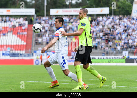 Oskar Zawada (KSC) im Zweikampf mit Steven Ruprecht (Wiesbaden). GES/ Fussball/ 3. Liga : Karlsruher SC --Wiesbaden, 05.08.2017 --/ Football Soccer 3e Division : Karlsruher SC vs-Wiesbaden, Karlsruhe, Août 05, 2017 -- | Verwendung weltweit Banque D'Images