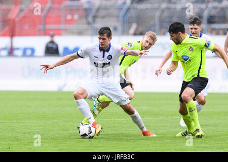 Oskar Zawada (KSC) im Zweikampf mit Patrick Funk (Wiesbaden) und Sascha Mockenhaupt (Wiesbaden), von (liens). GES/ Fussball/ 3. Liga : Karlsruher SC --Wiesbaden, 05.08.2017 --/ Football Soccer 3e Division : Karlsruher SC vs-Wiesbaden, Karlsruhe, Août 05, 2017 -- | Verwendung weltweit Banque D'Images