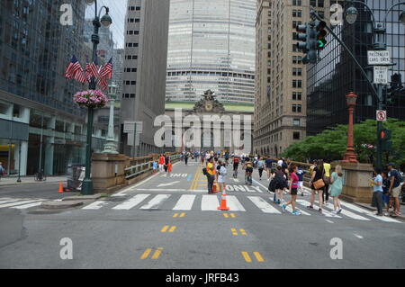 New York, USA. Le 05 août, 2017. Manhattan, New York, août 5th, 2017. Les cyclistes, les joggers et les marcheurs profiter de rues sans voitures sur Park Avenue dans le cadre de New York City's Summer rues. Credit : Ryan Rahman/Alamy Live News Banque D'Images