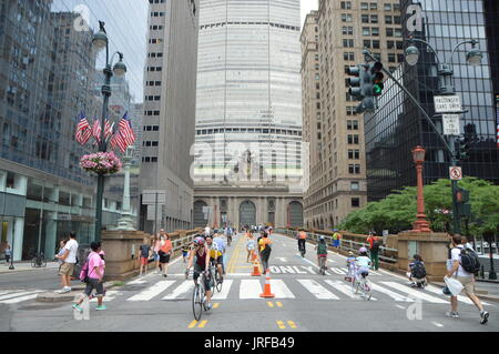 New York, USA. Le 05 août, 2017. Manhattan, New York, août 5th, 2017. Les cyclistes, les joggers et les marcheurs profiter de rues sans voitures sur Park Avenue dans le cadre de New York City's Summer rues. Credit : Ryan Rahman/Alamy Live News Banque D'Images