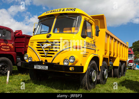 Brackenfield, Derbyshire, Royaume-Uni. 5 août 2017. Un camion benne Foden 1973 classique à la 47e rallye de la vapeur de Cromford. L'événement annuel est populaire auprès des amateurs de moteurs de traction à vapeur, vintage des camions, tracteurs et véhicules à moteur. Credit : Mark Richardson/Alamy Live News Banque D'Images