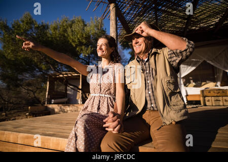 Couple assis sur planche en bois Banque D'Images