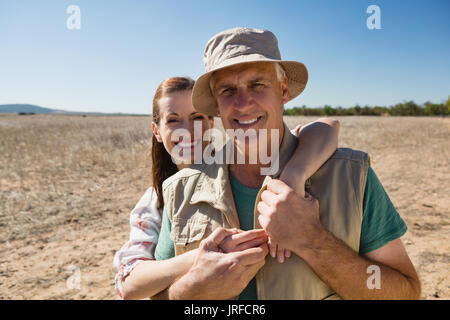 Portrait of smiling mature couple standing on landscape Banque D'Images