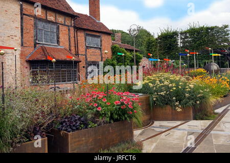 Stratford-upon-Avon, Royaume-Uni - 21 juillet 2017 : Le jardin au 'Shakespeare', la nouvelle Place commémorant l'emplacement de la maison où Shakespeare est mort. Banque D'Images