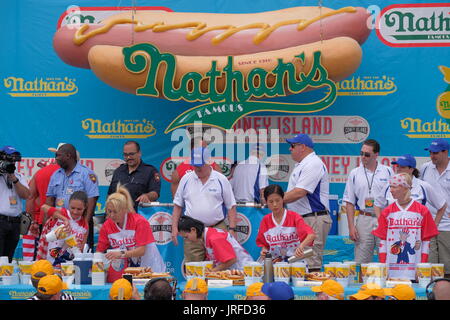 L'Assemblée annuelle de Nathan's Hot Dog Eating Contest à Coney Island pour la quatrième de juillet, fête avec : Atmosphère Où : Brooklyn, New York, United States Quand : 04 Jul 2017 TNYF/WENN.com Crédit : Banque D'Images