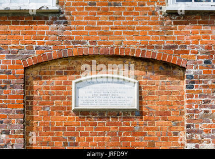 Plaque commémorative sur le mur de maison de Jane Austen à Chawton, dans le Hampshire, dans le sud de l'Angleterre, Royaume-Uni Banque D'Images