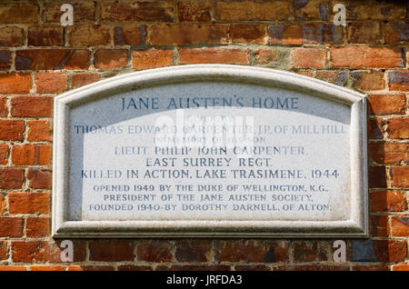 Plaque commémorative sur le mur de maison de Jane Austen à Chawton, dans le Hampshire, dans le sud de l'Angleterre, Royaume-Uni Banque D'Images