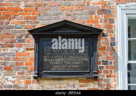 Plaque commémorative sur le mur de maison de Jane Austen à Chawton, dans le Hampshire, dans le sud de l'Angleterre, Royaume-Uni Banque D'Images