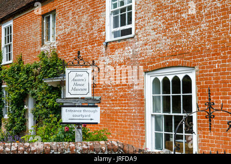 Panneau à l'entrée de maison de Jane Austen dans le village de Chawton, dans le Hampshire, dans le sud de l'Angleterre, Royaume-Uni Banque D'Images