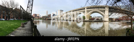 Longue Vue panoramique sur la rivière au centre-ville de Cleveland, Ohio Banque D'Images