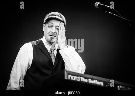 Dans un souffre music festival en Colombie-Britannique Canada en noir et blanc. Banque D'Images