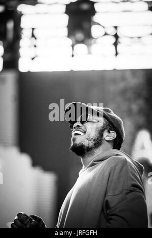 Anderson Paak & les ressortissants de l'exécution à un festival de musique en Colombie-Britannique Canada en noir et blanc. Banque D'Images